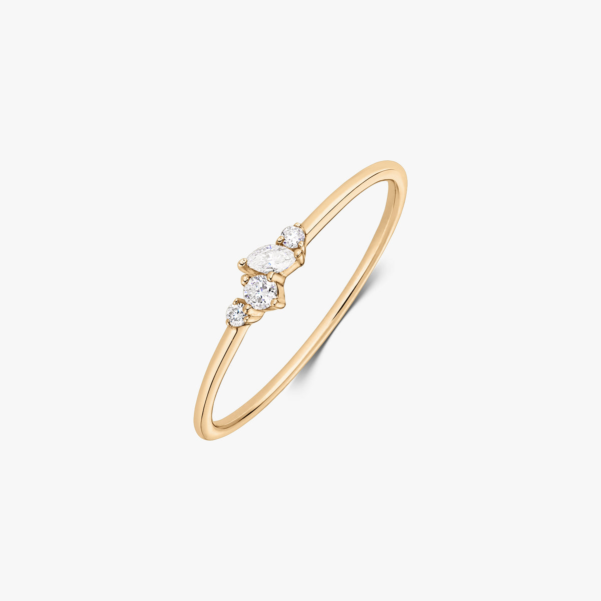 Prsteň Nova zo 14K žltého zlata s jemným zhlukom piatich bielych diamantov na tenkej obrúčke, zobrazený na bielom pozadí.