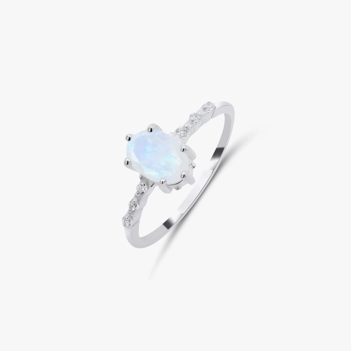 Prsteň Selah Silver Ring s mesačným kameňom a zirkónmi na čistom bielom pozadí.