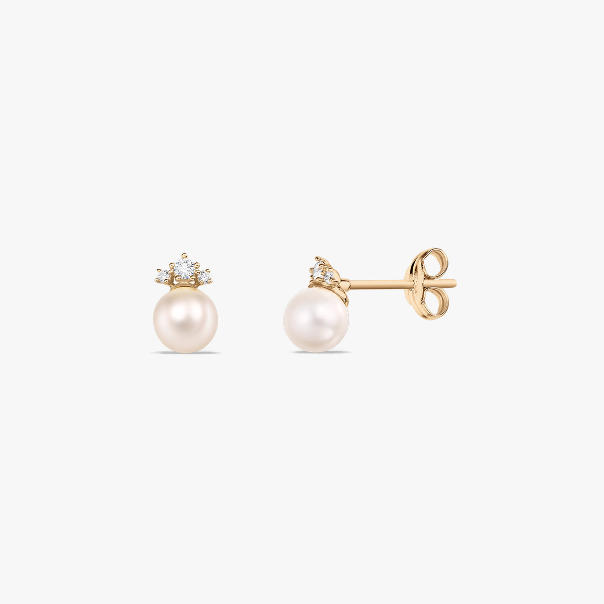 Pár napichovacích náušníc zo 14k žltého zlata s okrúhlymi prírodnými perlami a malými bielymi kubickými zirkónmi v korunkovom osadení, zobrazené spredu a zboku na bielom pozadí.