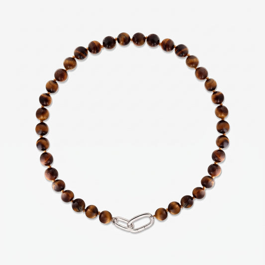 Náhrdelník Mareille zo striebra s okrúhlymi korálkami tigrieho oka a oválnou sponou na bielom pozadí.