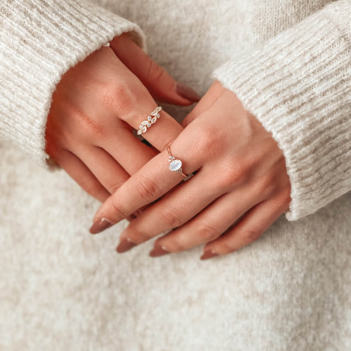 Elegantný zlatý prsteň White Verdure s mesačným kameňom – Indira